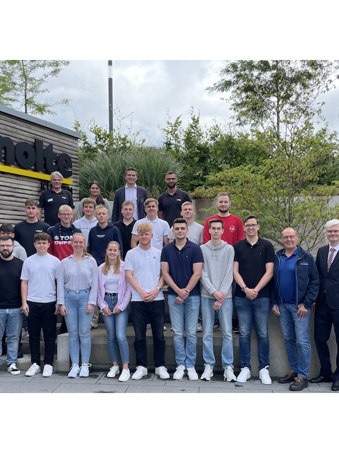 Nolte Kitchens is pleased to welcome 18 young talents starting their professional lives in various fields today. The family-owned company, based in Löhne since 1958, offers five apprenticeship positions as well as two practice-integrated degree programs to ensure its future readiness with qualified professionals.