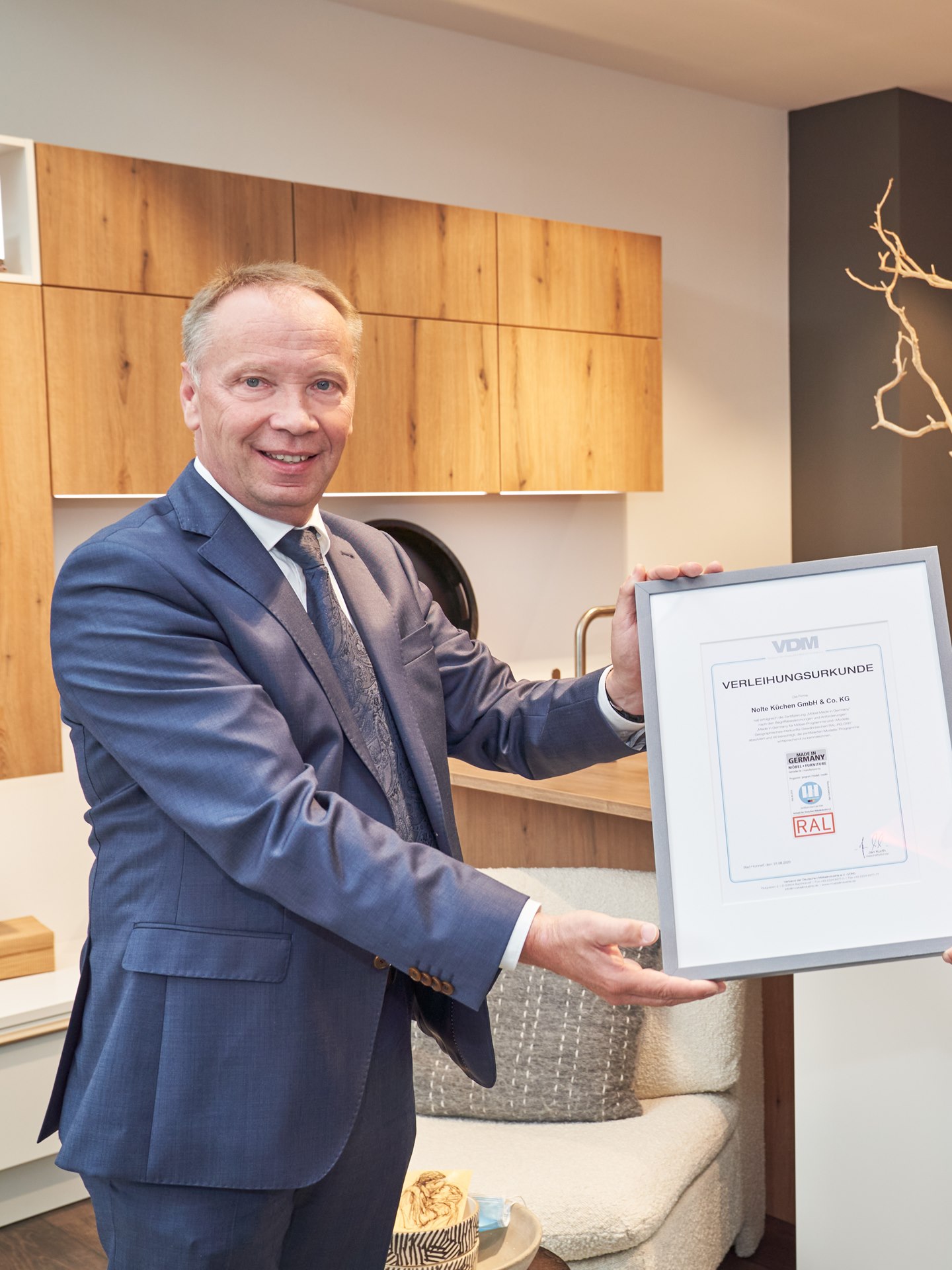 Dyrektor zarządzający VDM Jan Kurth przekazuje Eckardtowi Wefingowi certyfikat ze znakiem jakości „Made in Germany”.