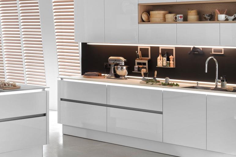 Handleless glossy kitchen island with genuine lacquer | nolte-kuechen.com