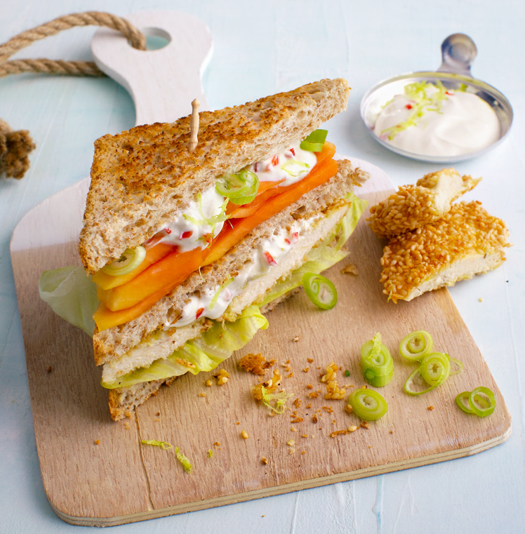 Kanapka club sandwich z kurczakiem i papają
