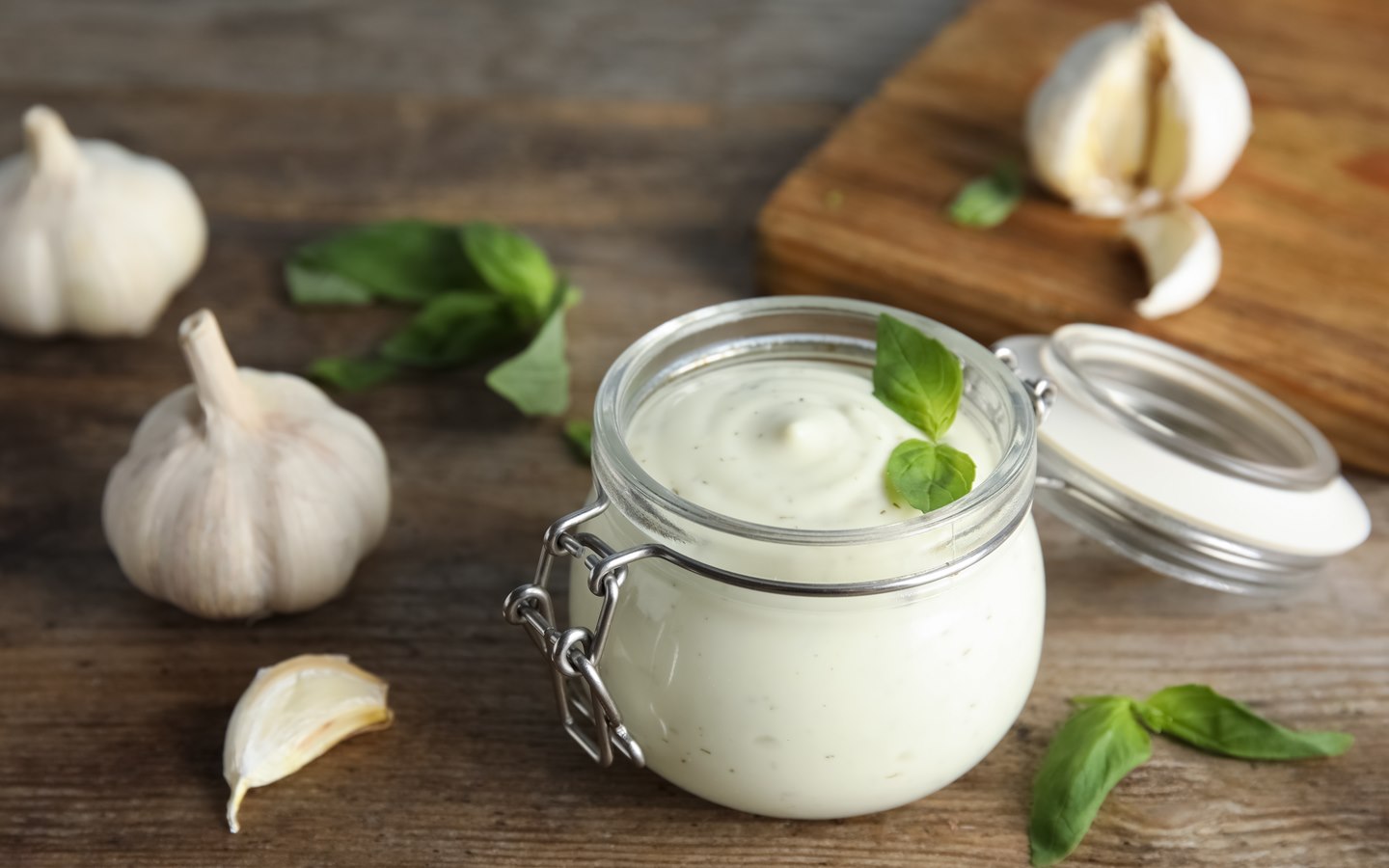 Hausgemachter Joghurtdip mit Knoblauch und frischem Basilikum – eine frische Beilage aus dem Nolte Küchen Blog.