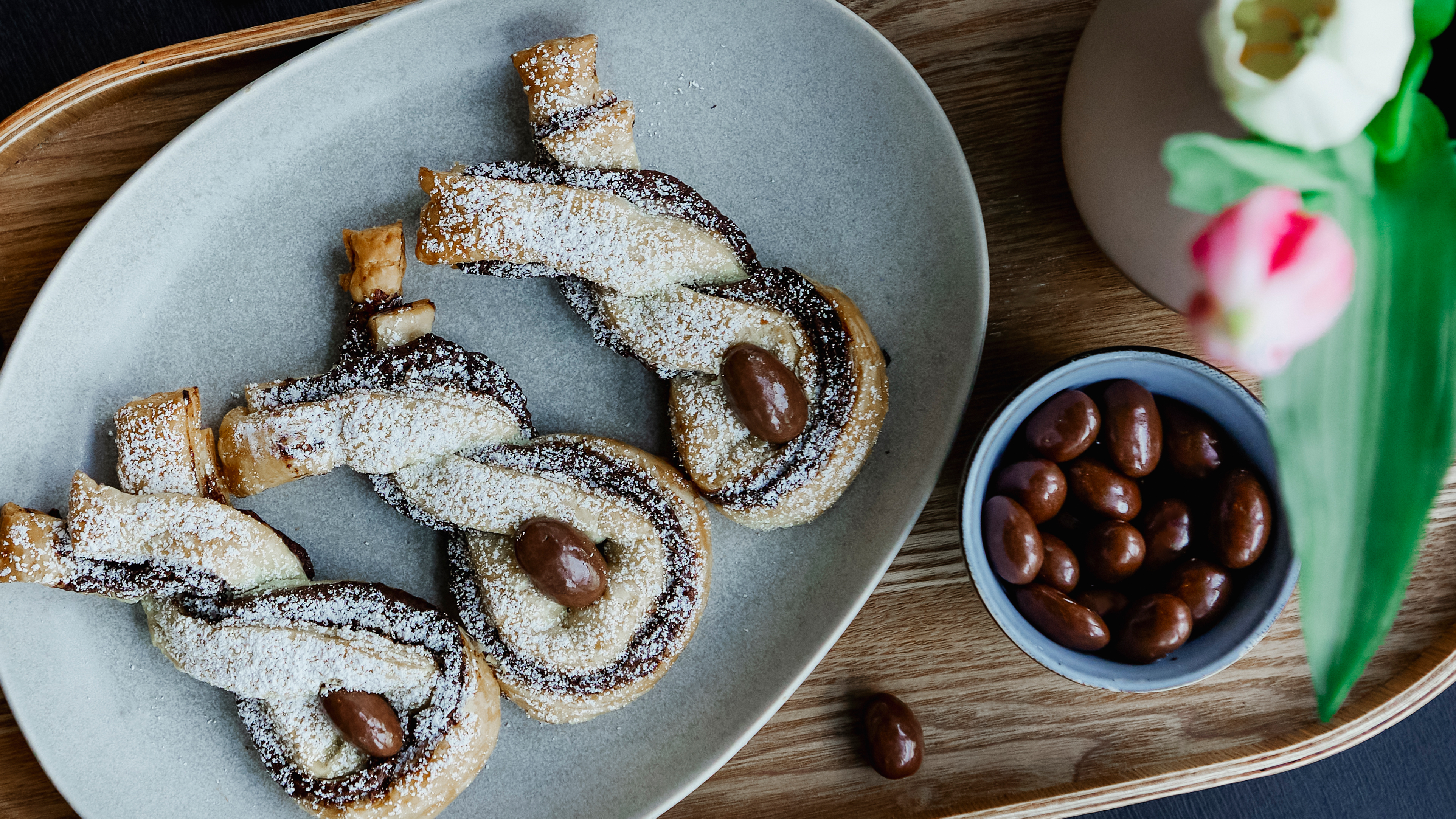 Ontdek het eenvoudige recept voor Chocolade-Bladerdeeg-Konijnen - het perfecte bakidee voor Pasen. Ideaal voor beginners en ervaren bakkers. Stap-voor-stap handleiding voor heerlijke Paaskonijntjes.