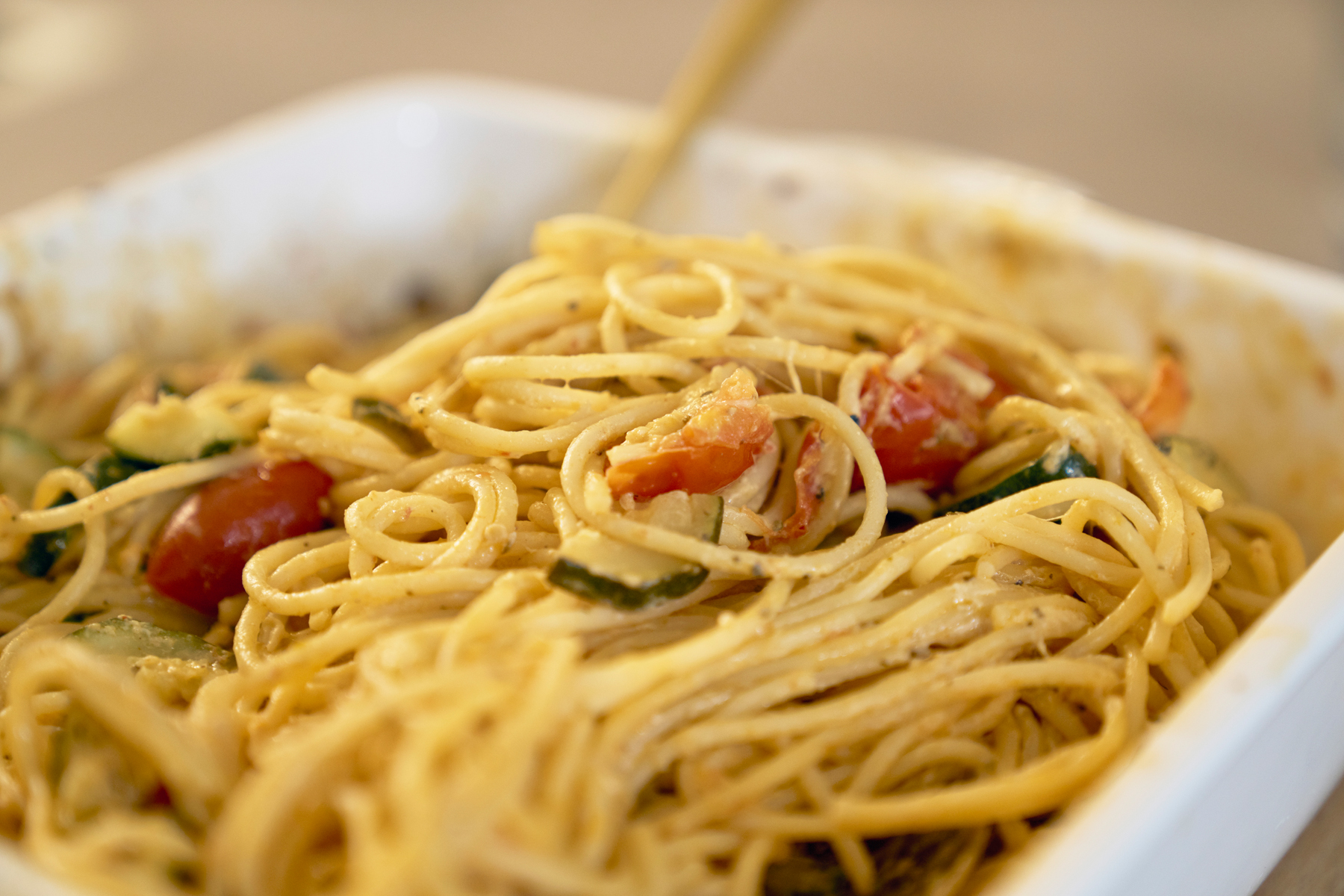 Odkryj, jak przygotować pyszne danie z kilku składników: Warzywa z piekarnika ze spaghetti i burratą – idealne na szybki, ale imponujący posiłek.