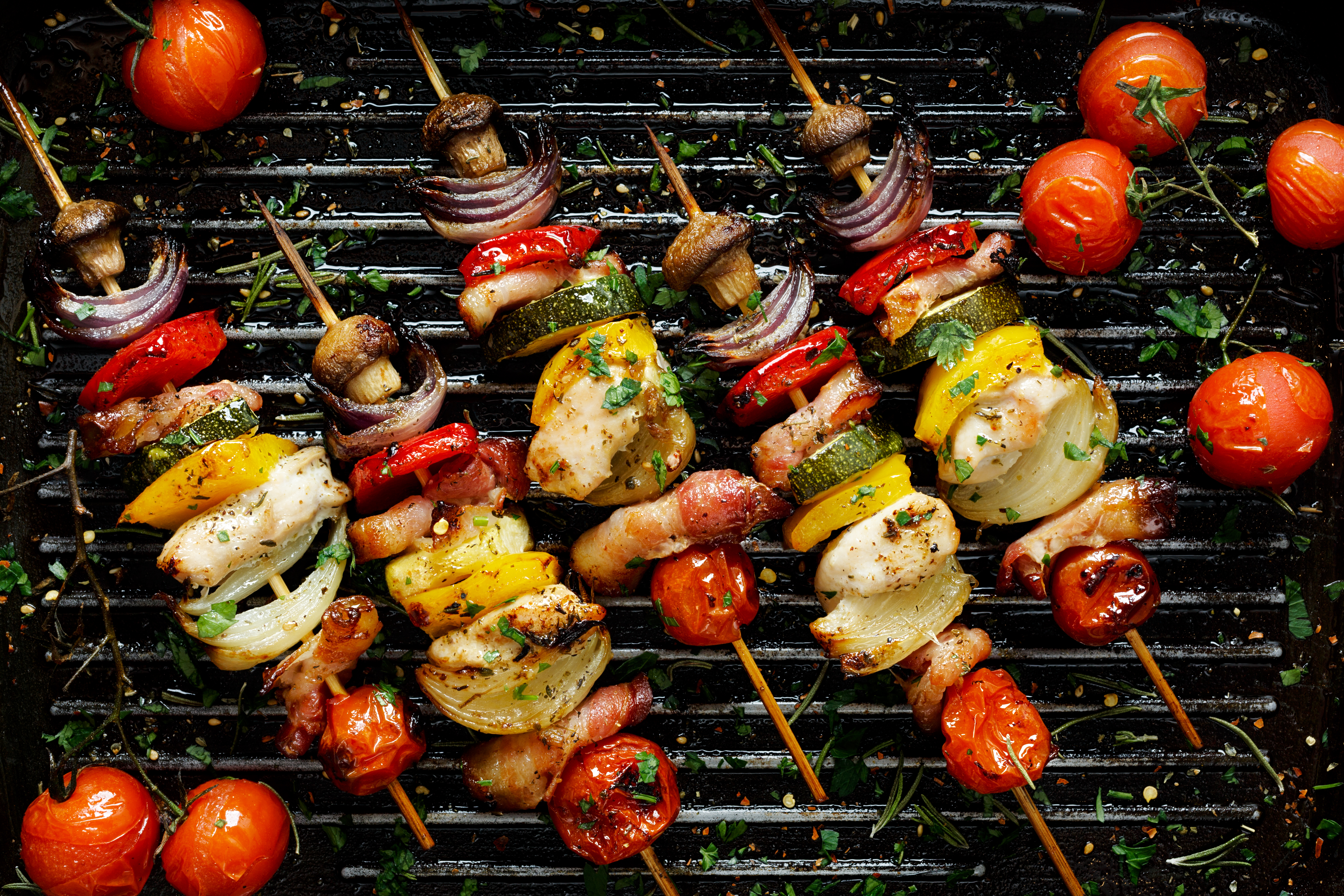 Bunte Grillspieße mit Gemüse, Hähnchen und Speck auf dem Grill – ein sommerliches Rezept aus dem Nolte Küchen Blog.